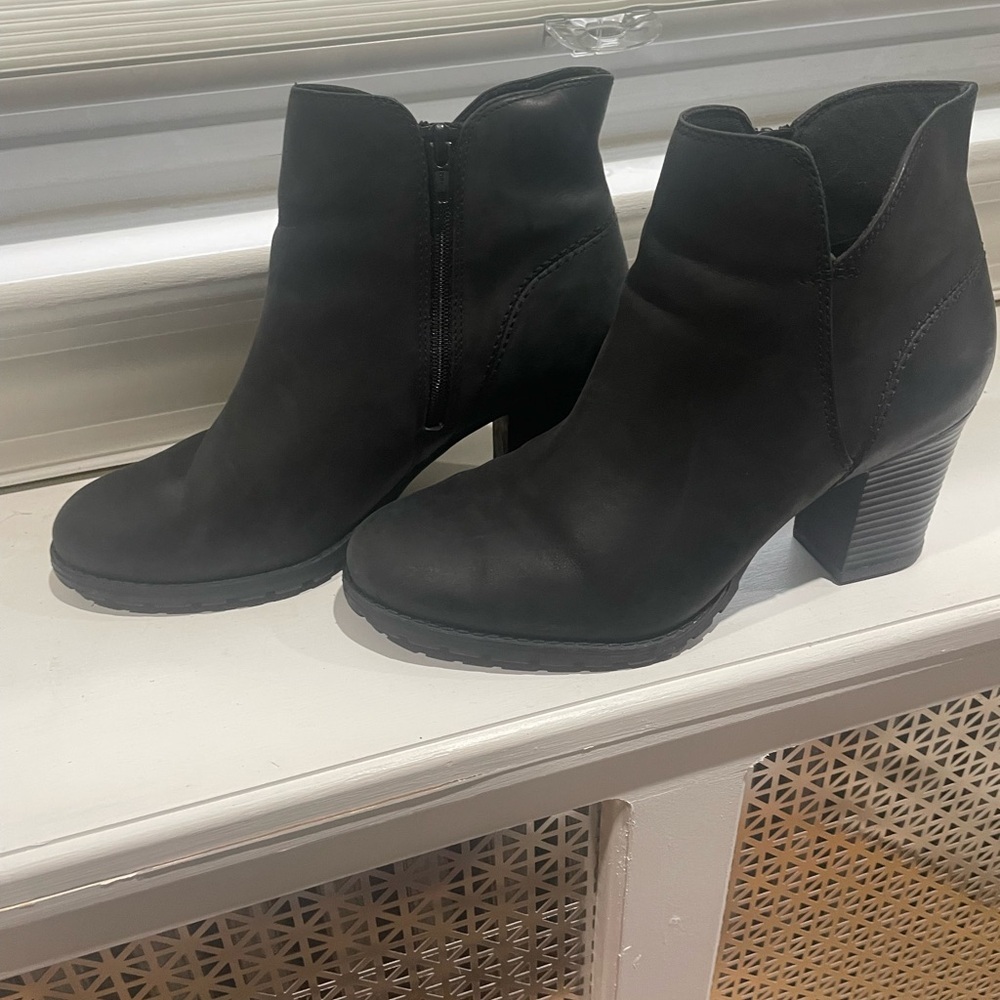 Clarks, black boot, worn twice- very good condition, size 8.5